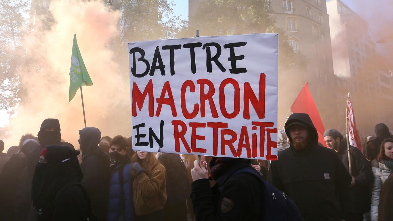 Wut auf die Rentenreform: In Rennes fordern Demonstranten Präsident Macron zum Rücktritt auf.