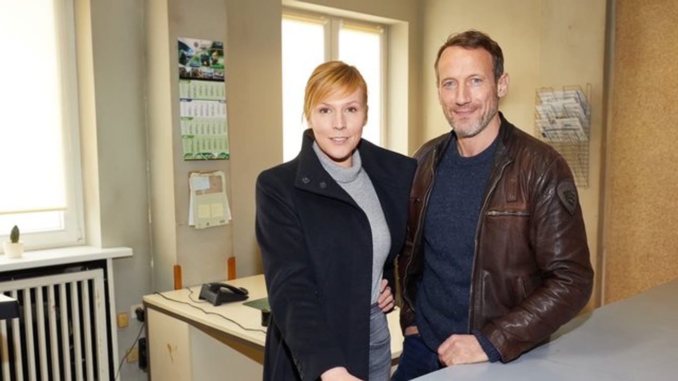 Wotan Wilke Möhring und Franziska Weisz in der Film-Polizeistation.
