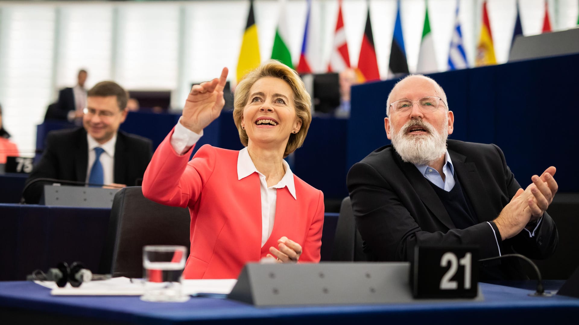 Plenarsitzung Europäisches Parlament: Die designierte Präsidentin der Europäischen Kommission, Ursula von der Leyen (CDU), Mitglied der Fraktion EVP, (l-r) und der designierte Kommissar Frans Timmermans (PvdA), Fraktion S&D, sitzen im Plenarsaal des Europäischen Parlaments. Plenarsitzung Europäisches Parlament: Die designierte Präsidentin der Europäischen Kommission, Ursula von der Leyen (CDU), Mitglied der Fraktion EVP, (l-r) und der designierte Kommissar Frans Timmermans (PvdA), Fraktion S&D, sitzen im Plenarsaal des Europäischen Parlaments.