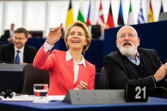 Plenarsitzung Europäisches Parlament: Die designierte Präsidentin der Europäischen Kommission, Ursula von der Leyen (CDU), Mitglied der Fraktion EVP, (l-r) und der designierte Kommissar Frans Timmermans (PvdA), Fraktion S&D, sitzen im Plenarsaal des Europäischen Parlaments.