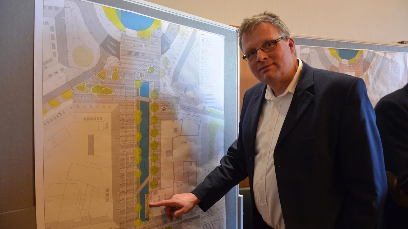 Peter Bender vor einem Bauplan: Für die Stadt Kiel läuft alles nach Plan.