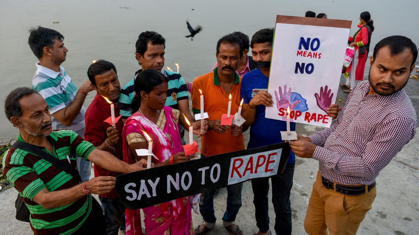 Kolkata, Indien: Teilnehmer eines Schweigemarsches demonstrieren wegen der Vergewaltigung und Tötung einer 27-jährigen Tierärztin in Hyderabad.