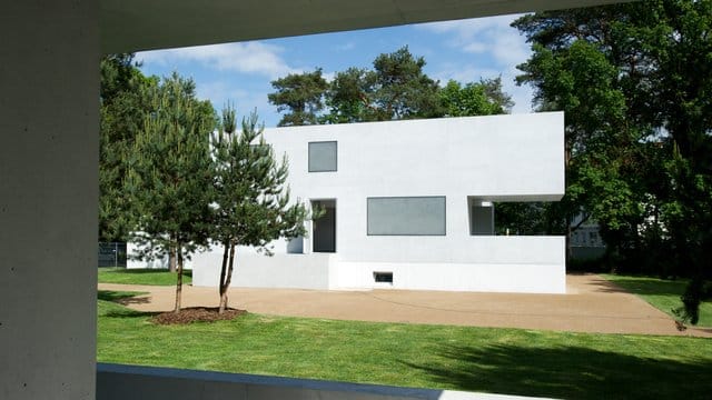 Das Meisterhaus von Walter Gropius (1883-1969) in der Meisterhaussiedlung in Dessau-Roßlau. Das Meisterhaus von Walter Gropius (1883-1969) in der Meisterhaussiedlung in Dessau-Roßlau.