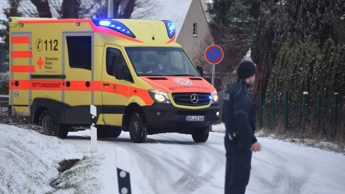 Krankenwagen im Schnee: In Oberfranken ist von einem Lkw eine Eisplatte in die Windschutzscheibe eines Rettungswagens gefallen. (Symbolbild)