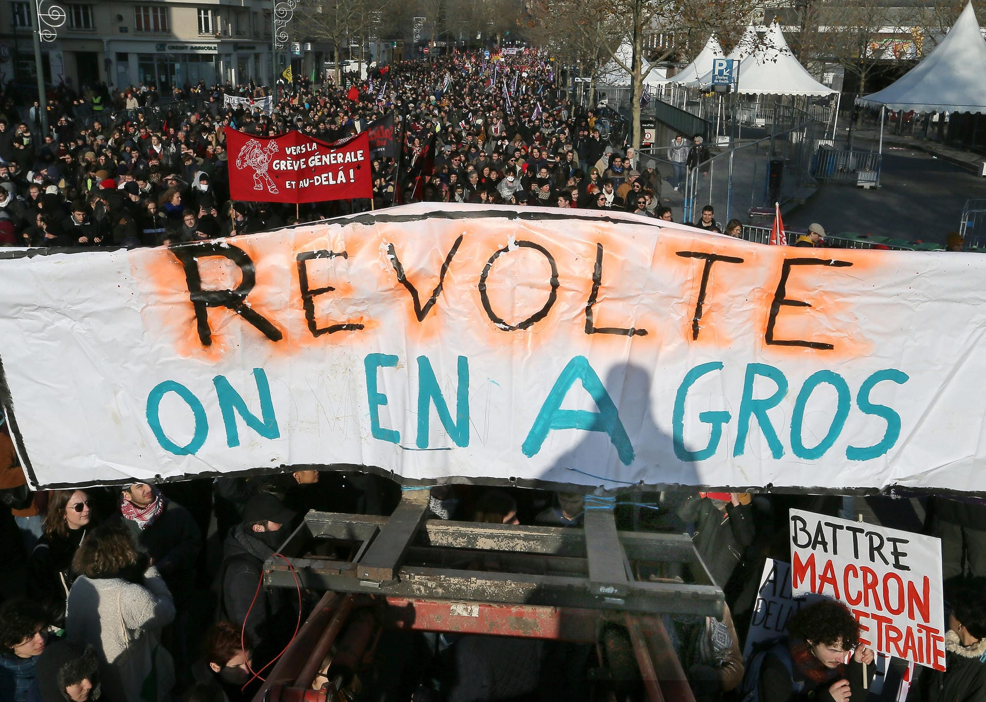 "Aufstand, wir haben es satt": Demonstranten tragen ein großer Banner bei einem Protest in Rennes durch die Straßen.