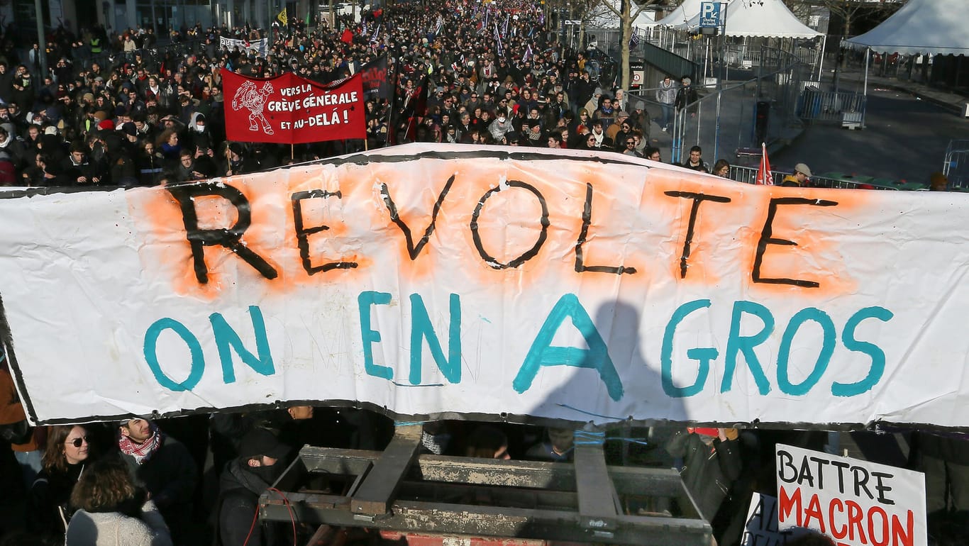 "Aufstand, wir haben es satt": Demonstranten tragen ein großer Banner bei einem Protest in Rennes durch die Straßen.