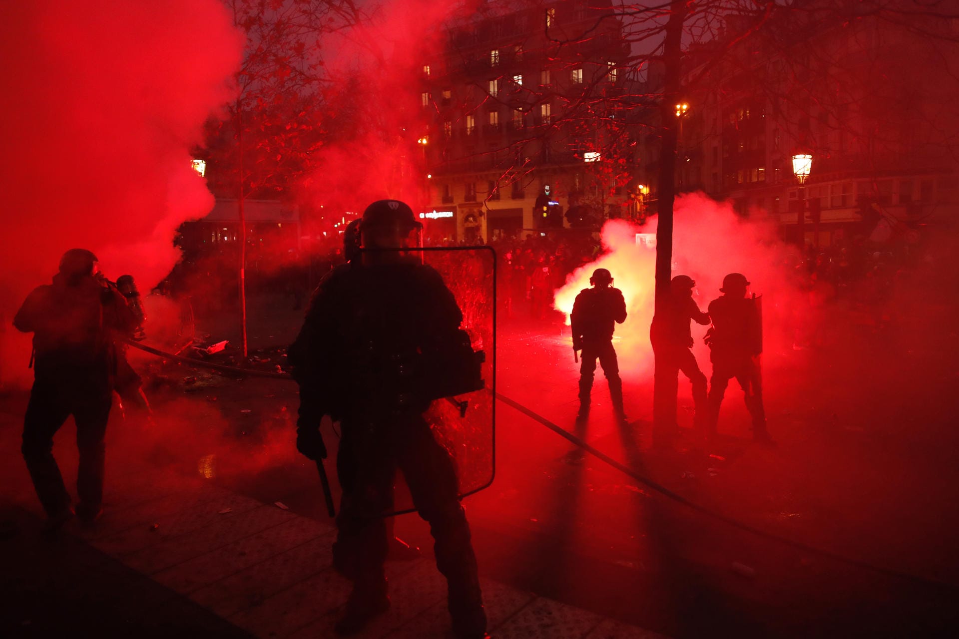 Paris: Polizisten stehen inmitten von dichten Rauchschwaden.