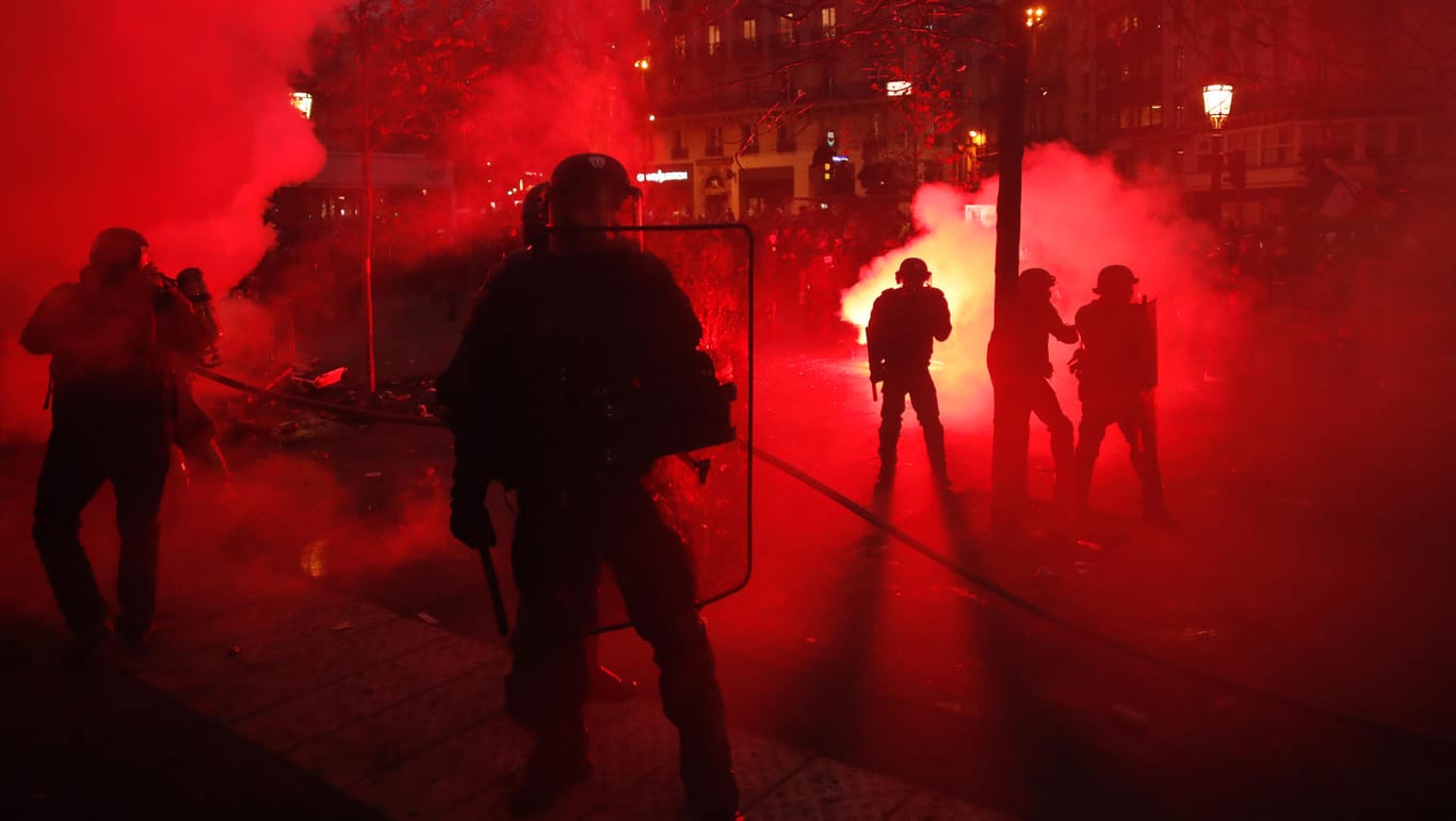 Paris: Polizisten stehen inmitten von dichten Rauchschwaden.