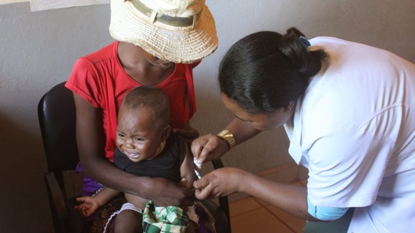 Ein Kleinkind wird in einem Gesundheitszentrum im Süden Madagaskars gegen Masern geimpft.