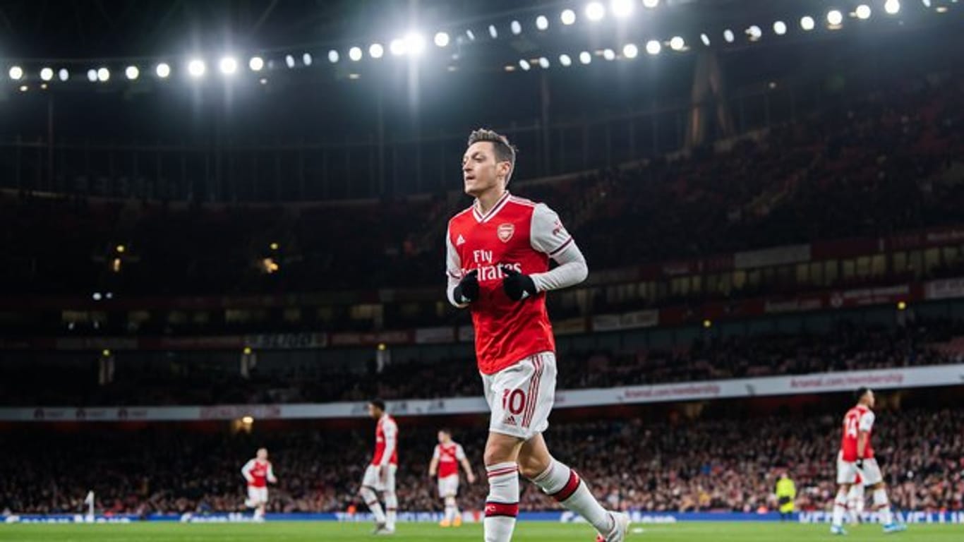 Mesut Özil vom FC Arsenal trabt über das Spielfeld: Die Gunners unterliegen daheim Brighton mit 1:2.