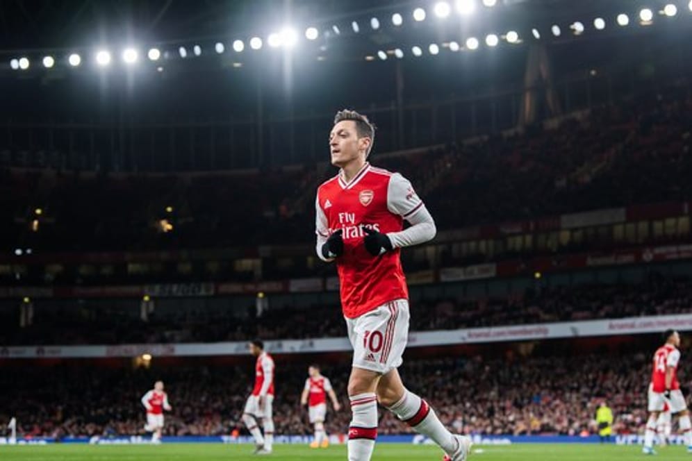 Mesut Özil vom FC Arsenal trabt über das Spielfeld: Die Gunners unterliegen daheim Brighton mit 1:2.