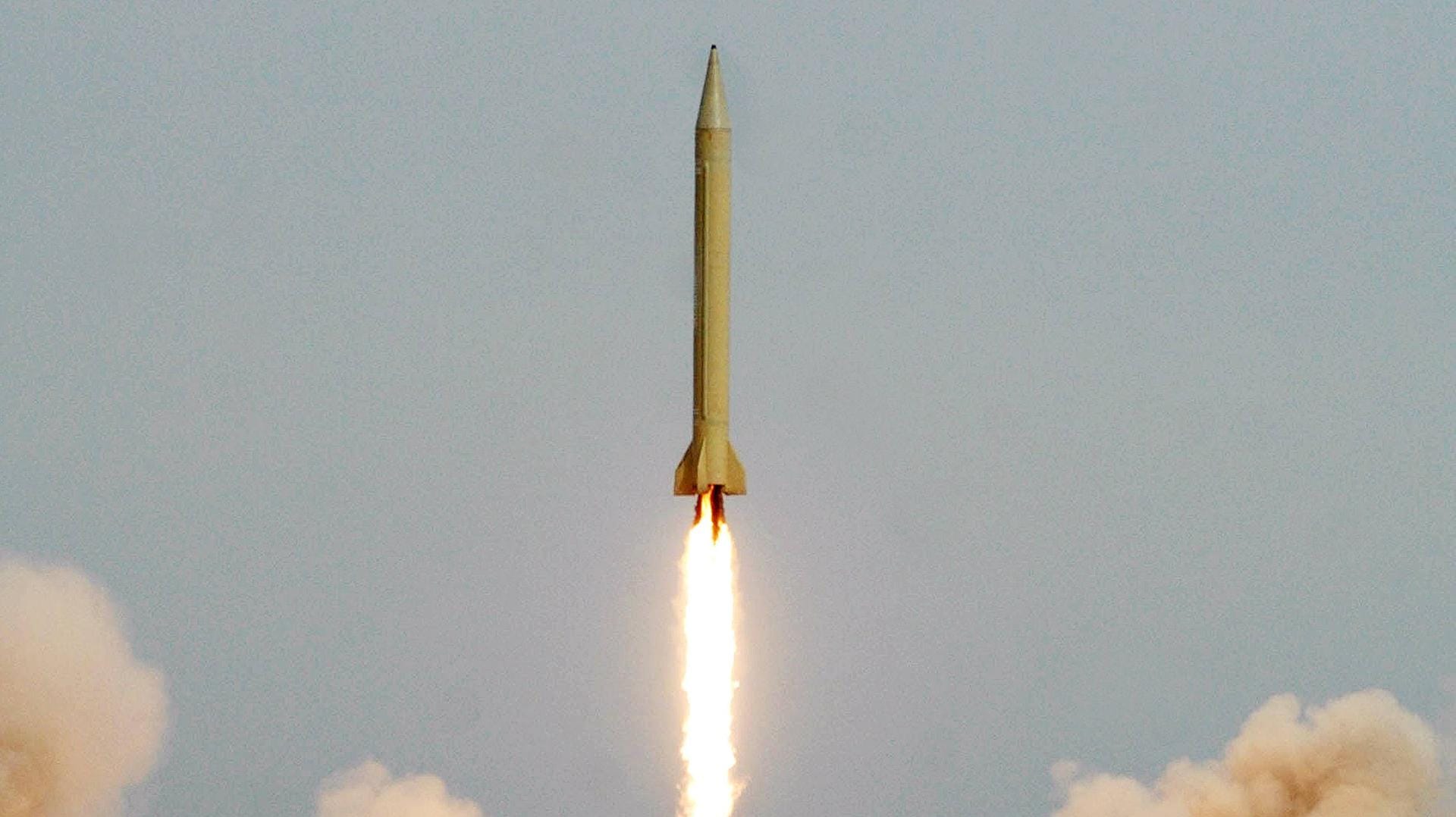 Abschuss einer iranischen Mittelstreckenrakete (Symbolbild): Arbeitet der Iran an atomwaffenfähigen Raketen?