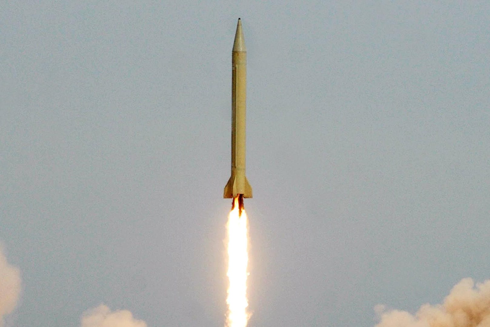 Abschuss einer iranischen Mittelstreckenrakete (Symbolbild): Arbeitet der Iran an atomwaffenfähigen Raketen?