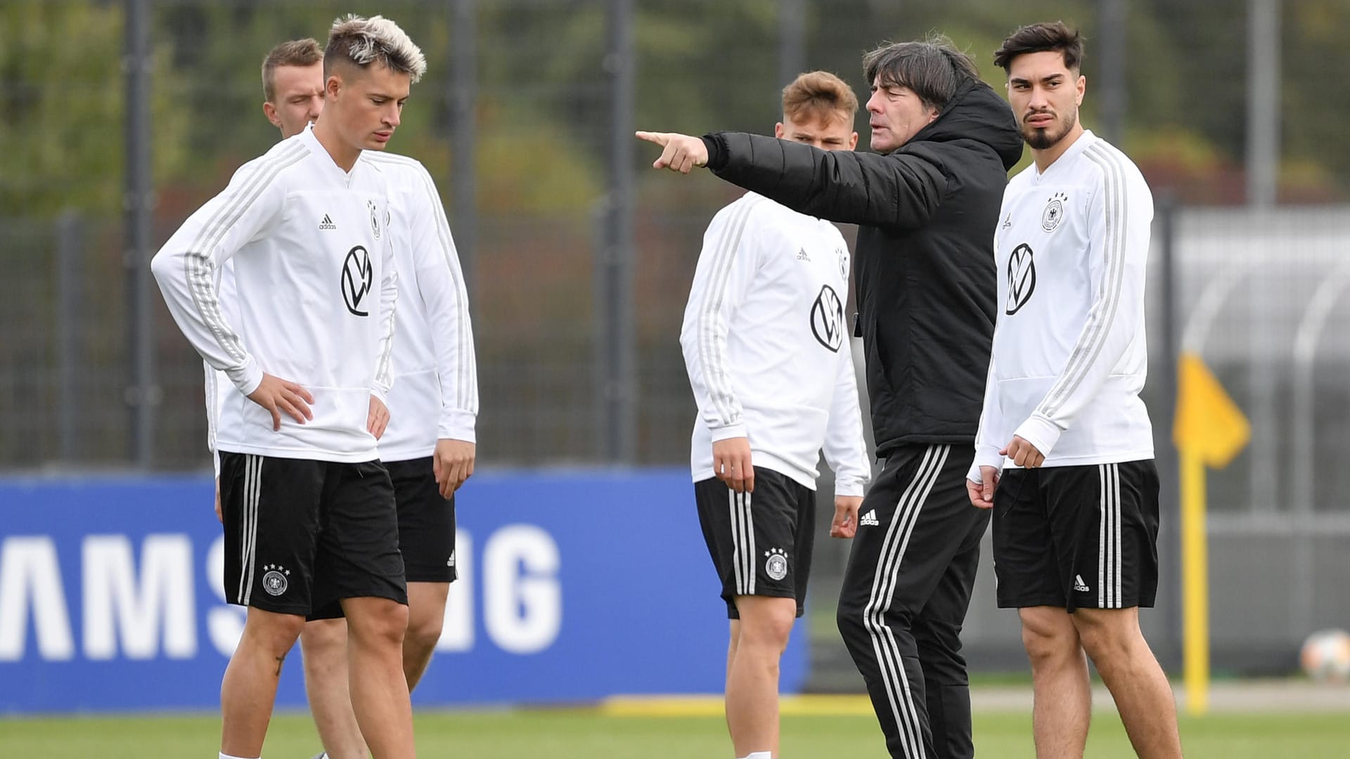 Verteidiger im Fokus: Neu-Nationalspieler Robin Koch (li.) und Bundestrainer Joachim Löw.