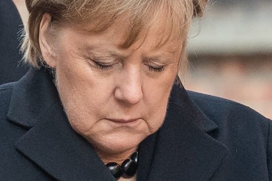 Verneigung vor den Opfern: Bundeskanzlerin Angela sich nach einer Kranzniederlegung an der Todesmauer im ehemaligen deutschen Konzentrationslager Auschwitz.