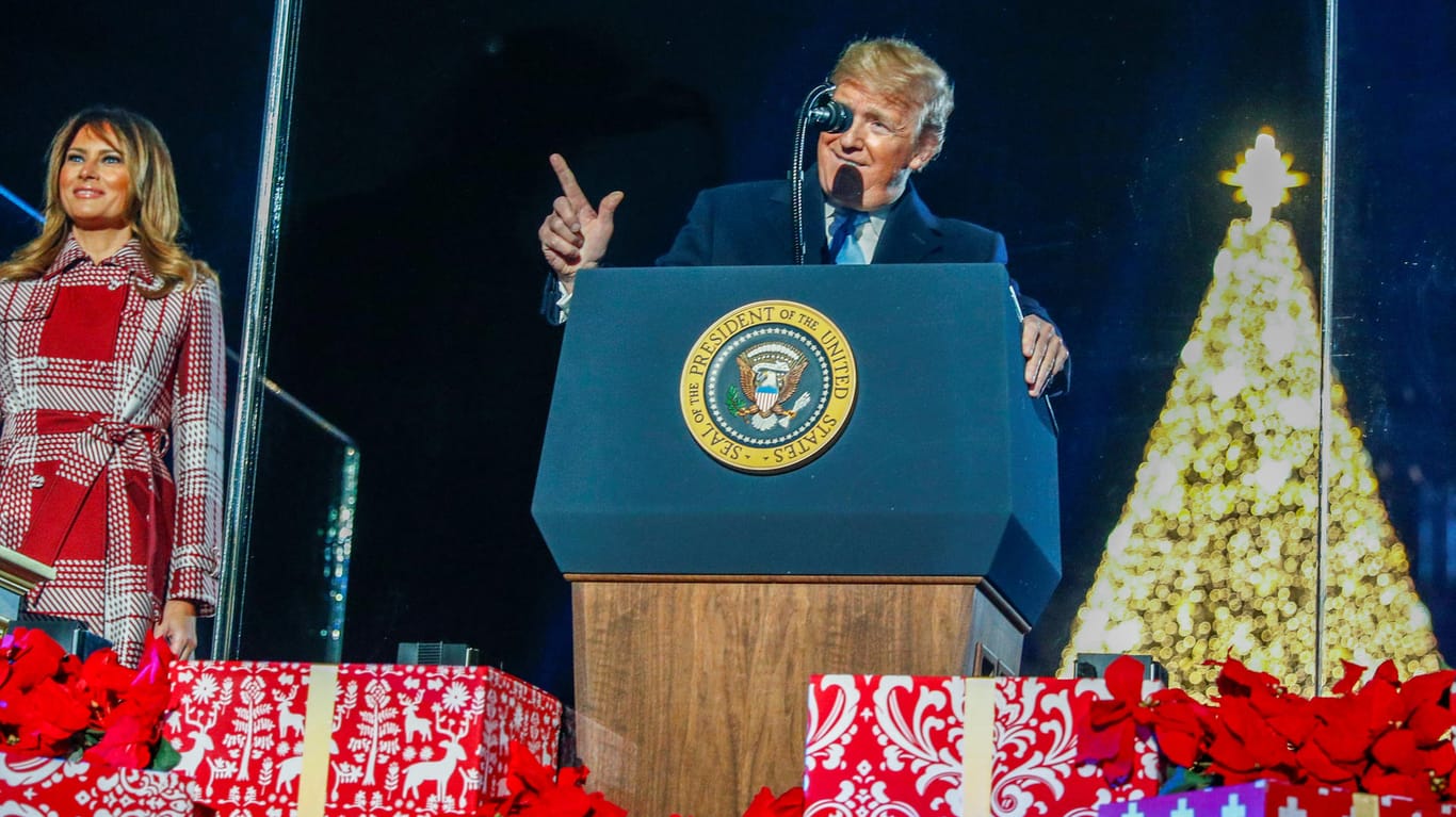 Donald und Melania Trump bei Christbaum-Zeremonie: Impeachment noch vor Weihnachten?