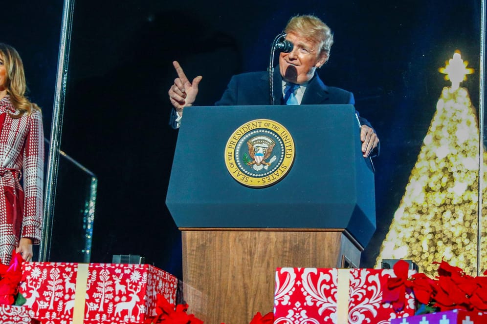 Donald und Melania Trump bei Christbaum-Zeremonie: Impeachment noch vor Weihnachten?