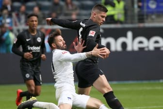 Berlins Marvin Plattenhardt (l) im Duell mit Eintracht-Spieler Luka Jovic: Am Freitag empfängt Frankfurt im Heimspiel Hertha.