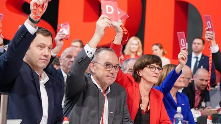 Die neuen Bundesvorsitzenden der SPD, Saskia Esken und Norbert Walter-Borjans während der Abstimmung.