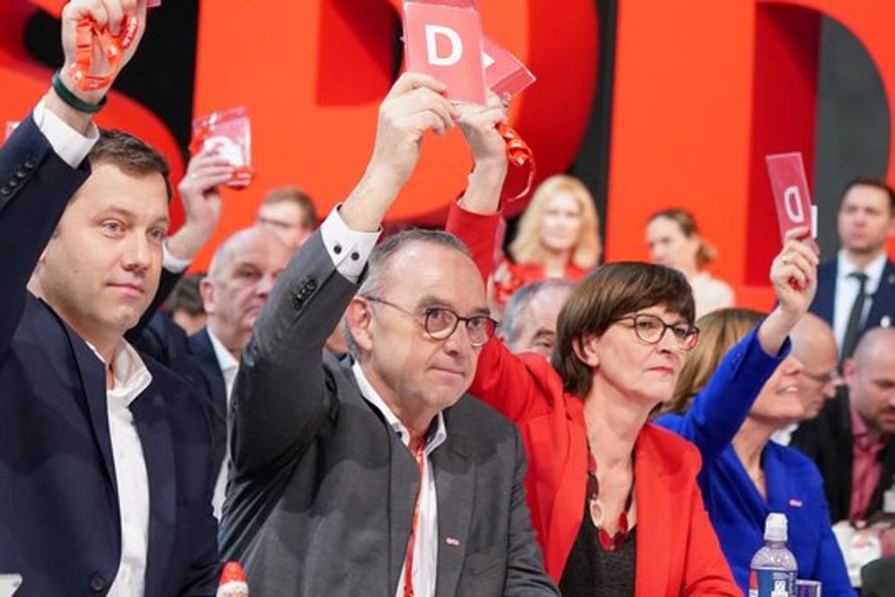 Die neuen Bundesvorsitzenden der SPD, Saskia Esken und Norbert Walter-Borjans während der Abstimmung.