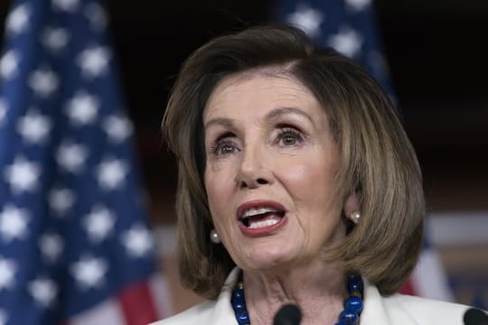 Nancy Pelosi, Demokratin und Vorsitzende des US-Abgeordnetenhauses, spricht im Kapitol vor Journalisten.