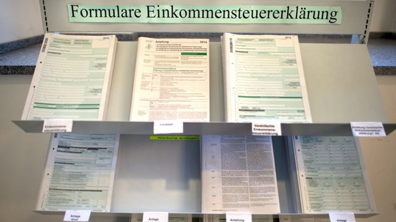 Formulare zur Einkommensteuererklärung im Dresdner Rathaus.