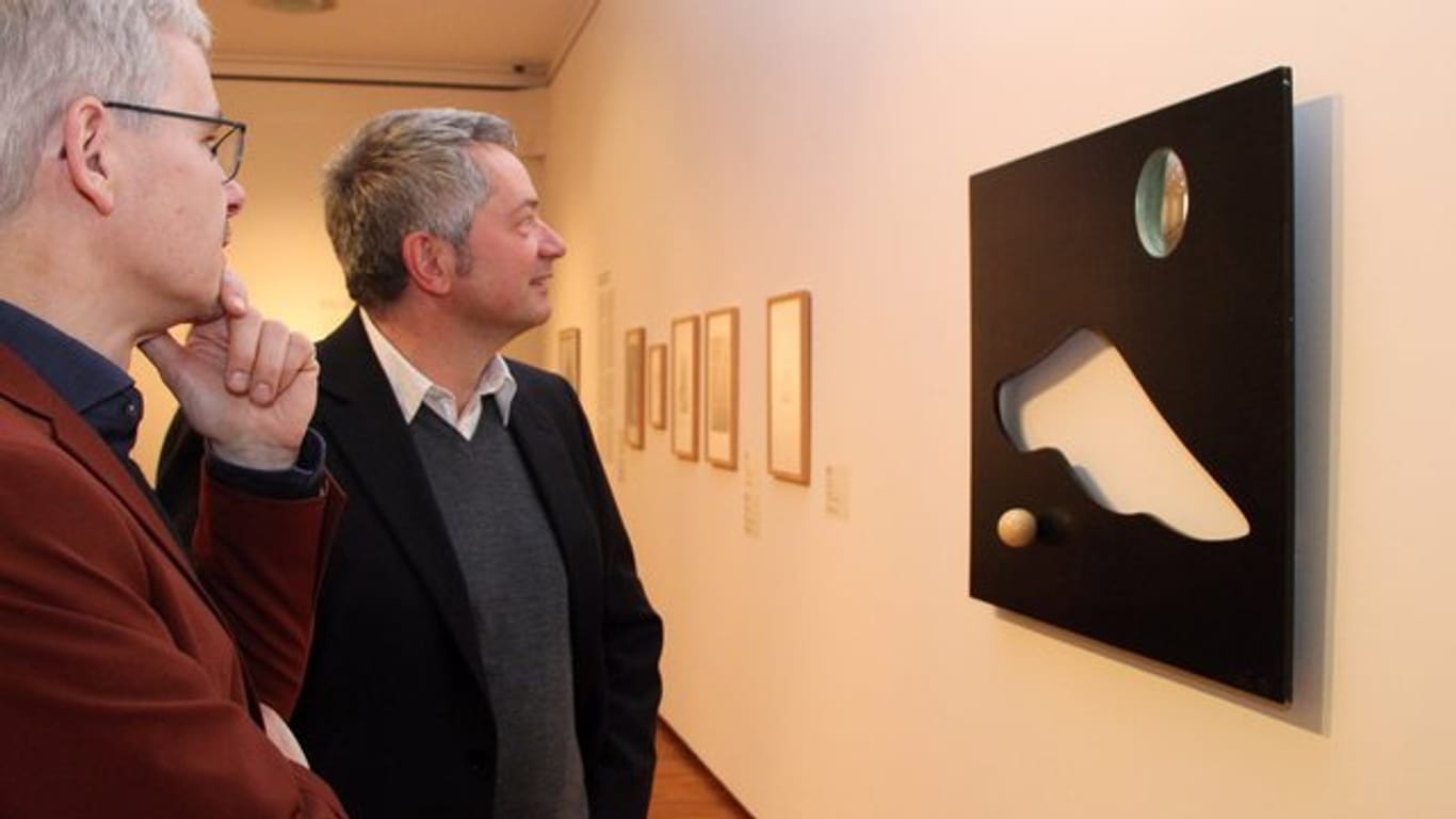 Der Museumsdirektor Roland Mönig (l) und der Kurator der Ausstellung, Roland Augustin, betrachten das Werk „L’orateur“ aus dem Jahr 1971.
