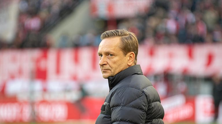Horst Heldt: Vor dem Spiel gegen Union Berlin macht er seiner Mannschaft Mut.