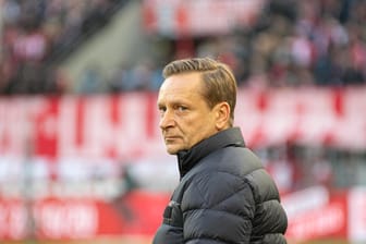 Horst Heldt: Vor dem Spiel gegen Union Berlin macht er seiner Mannschaft Mut.