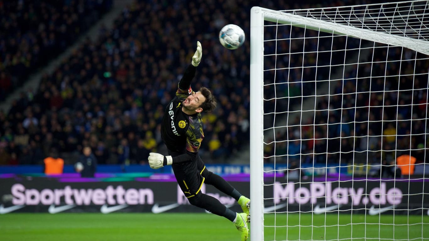 Roman Bürki springt einem Ball hinterher: Der BVB-Keeper will weiter versuchen, Meister zu werden.