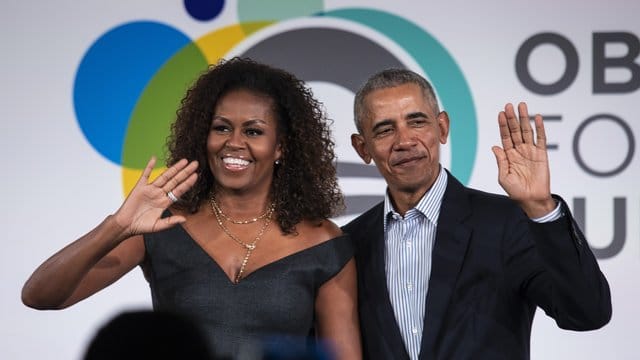 Barack Obama, ehemaliger Präsident der USA, und die ehemalige First Lady Michelle Obama sollen eine Stranvilla auf Martha's Vineyard gekauft haben. Barack Obama, ehemaliger Präsident der USA, und die ehemalige First Lady Michelle Obama sollen eine Stranvilla auf Martha's Vineyard gekauft haben.