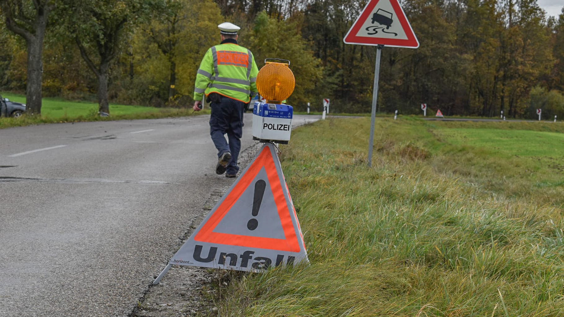 Unfallabsperrung: In Neuss ist ein Autofahrer nach einem schweren Unfall geflüchtet. (Symbolbild) Unfallabsperrung: In Neuss ist ein Autofahrer nach einem schweren Unfall geflüchtet. (Symbolbild)