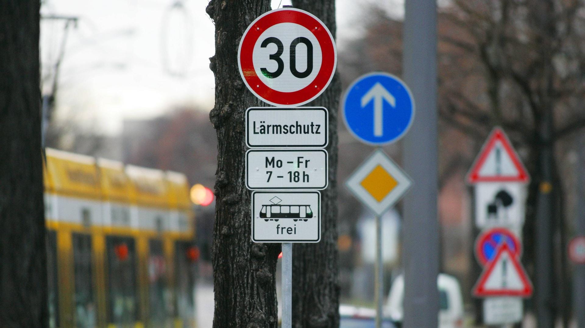 Eine Geschwindigkeitsbegrenzung: Verkehrsschilder für Tempolimits sind oft mit Zusatzzeichen versehen.