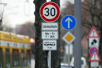 Eine Geschwindigkeitsbegrenzung: Verkehrsschilder für Tempolimits sind oft mit Zusatzzeichen versehen.