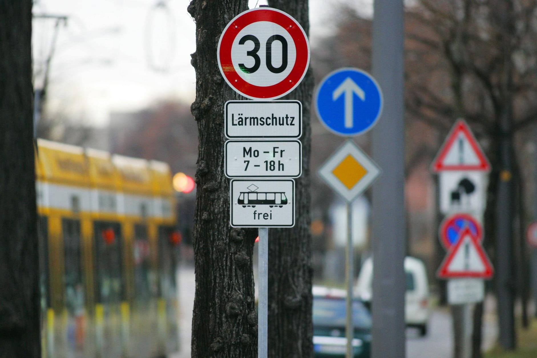 Eine Geschwindigkeitsbegrenzung: Verkehrsschilder für Tempolimits sind oft mit Zusatzzeichen versehen.