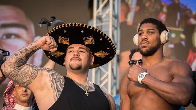 Box-Weltmeister Andy Ruiz (l) und sein Herausforderer Anthony Joshua beim Wiegen.