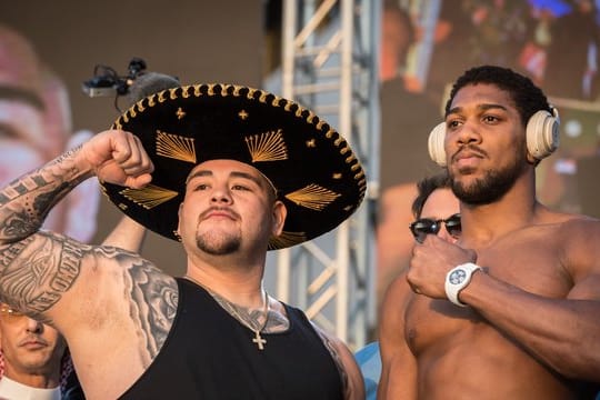 Box-Weltmeister Andy Ruiz (l) und sein Herausforderer Anthony Joshua beim Wiegen.