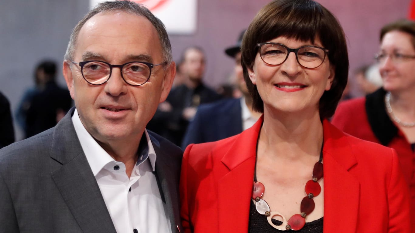 Norbert Walter-Borjans und Saskia Esken: Das designierte Führungsduo der SPD präsentiert sich auf dem außerordentlichen Parteitag.