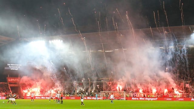 Pyrotechnik im Stadion könnte in Zukunft höhere Strafen nach sich ziehen. Pyrotechnik im Stadion könnte in Zukunft höhere Strafen nach sich ziehen.