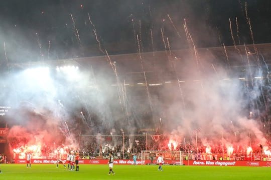 Pyrotechnik im Stadion könnte in Zukunft höhere Strafen nach sich ziehen.