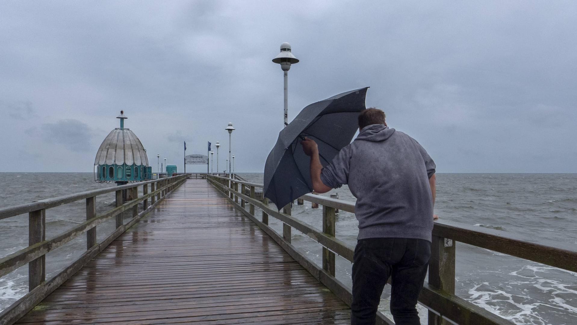 Usedom im Regen: Das Wochenende wird überall in Deutschland ungemütlich. (Symbolbild)