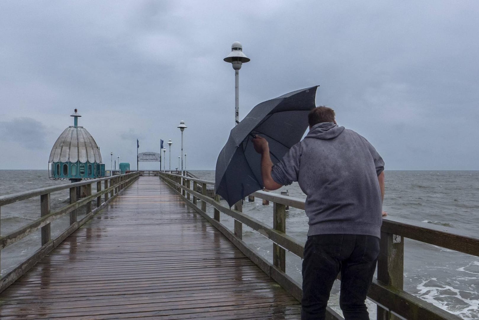 Usedom im Regen: Das Wochenende wird überall in Deutschland ungemütlich. (Symbolbild)