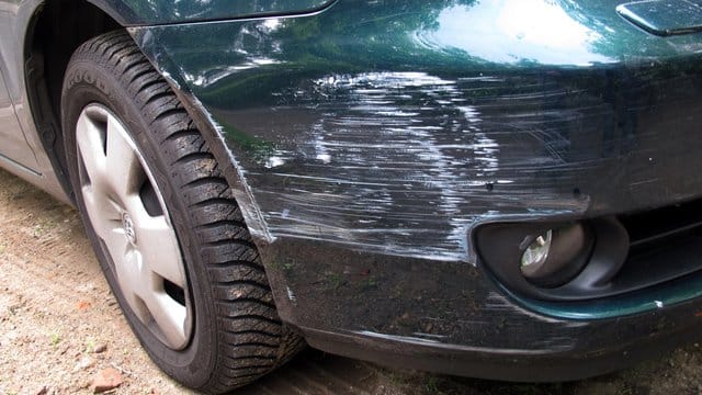 Folgenreiche Fahrerflucht: Wer sich unerlaubt vom Unfallort entfernt, riskiert den Führerschein. Folgenreiche Fahrerflucht: Wer sich unerlaubt vom Unfallort entfernt, riskiert den Führerschein.