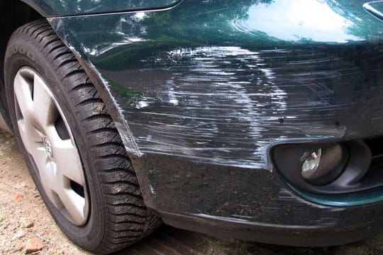 Folgenreiche Fahrerflucht: Wer sich unerlaubt vom Unfallort entfernt, riskiert den Führerschein.