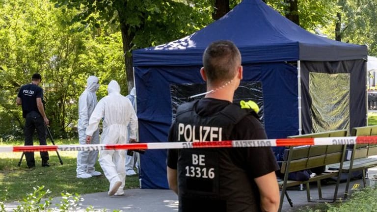 Beamte der Spurensicherung sichern Spuren am Tatort: Der 40 Jahre alte Georgier war im August in einem Berliner Park erschossen worden.