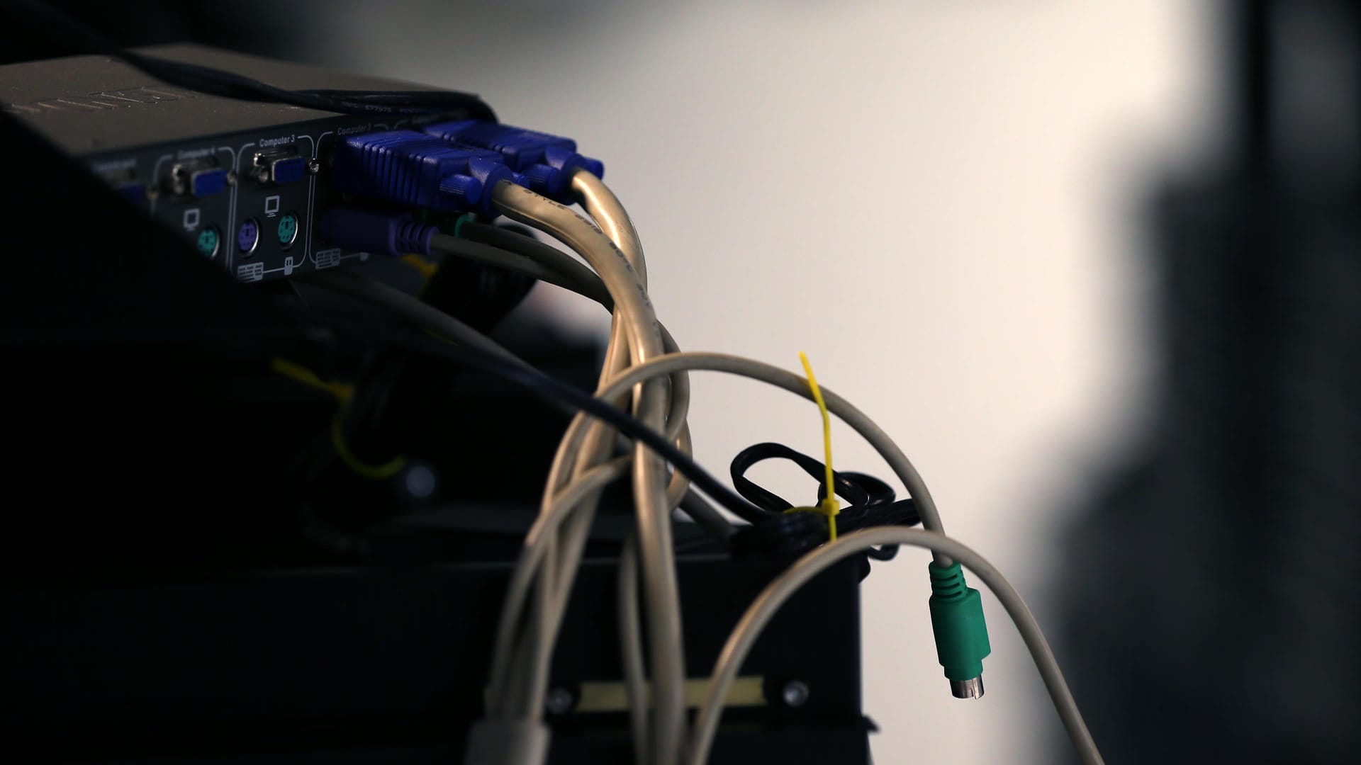 Kabel sind mit einem Server verbunden: Die Gruppe "WinNTI" soll für zahlreiche Angriffe auf Dax-Konzerne verantwortlich sein. Kabel sind mit einem Server verbunden: Die Gruppe "WinNTI" soll für zahlreiche Angriffe auf Dax-Konzerne verantwortlich sein.