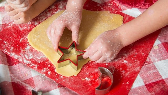 Geschmack und Konsistenz der Plätzchen leiden nicht, wenn man Dinkelmehl statt Weizenmehl verwendet.