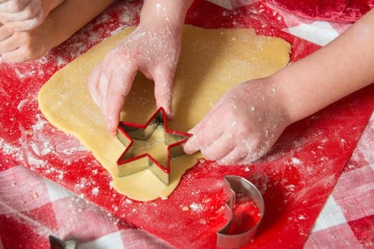 Geschmack und Konsistenz der Plätzchen leiden nicht, wenn man Dinkelmehl statt Weizenmehl verwendet.