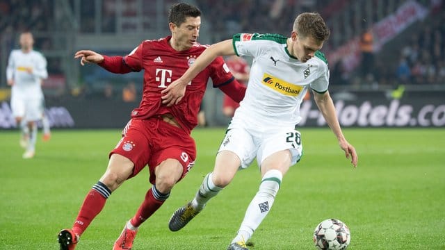 Matthias Ginter (r) erwartet mit Gladbach Robert Lewandowski mit dem FC Bayern zum Liga-Gipfel. Matthias Ginter (r) erwartet mit Gladbach Robert Lewandowski mit dem FC Bayern zum Liga-Gipfel.