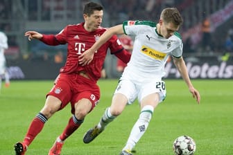 Matthias Ginter (r) erwartet mit Gladbach Robert Lewandowski mit dem FC Bayern zum Liga-Gipfel.